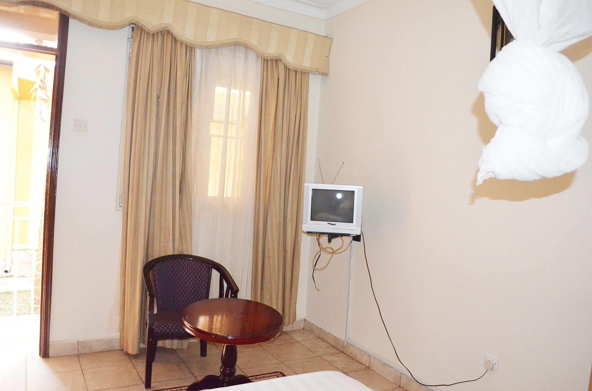 Victoria Travel Hotel Kampala Ngoại thất bức ảnh